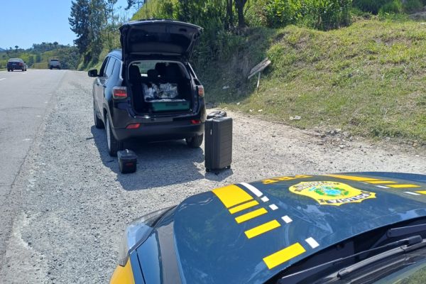 Jeep Compass é interceptado com mala repleta de drogas em Rodovia Federal no Paraná