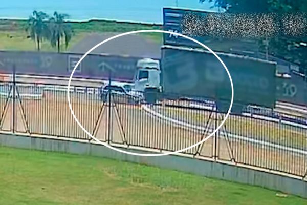 Carro e caminhão colidem durante conversão na BR-369 em Cascavel