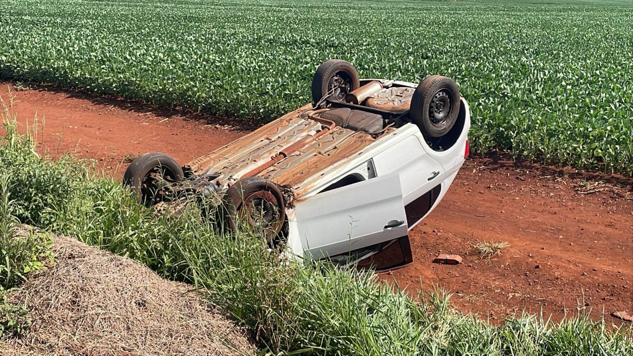 Gol capota após forte colisão na BR-163 no distrito de Sede Alvorada, em Cascavel