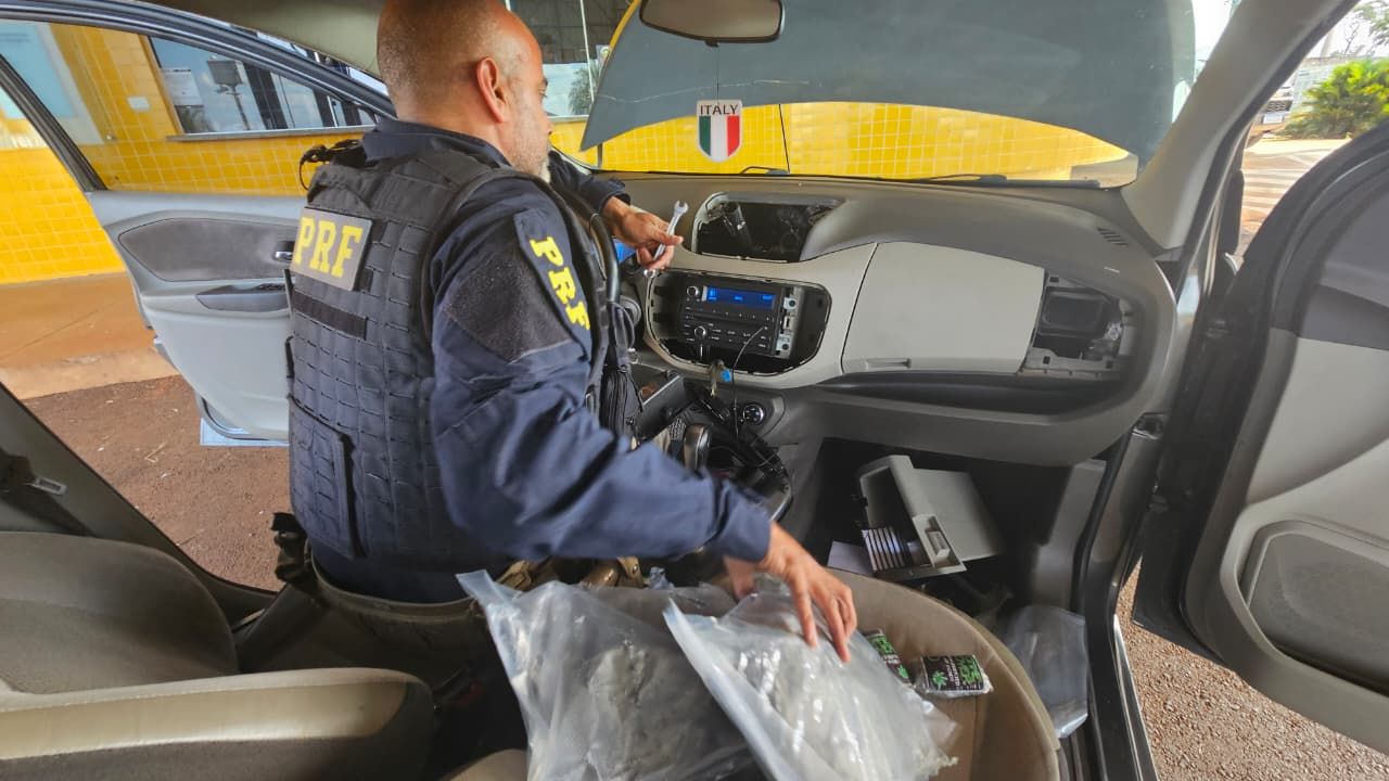 PRF apreende quase 20 quilos de haxixe e skunk na BR-272, em Guaíra