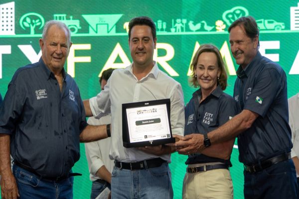 Ratinho Junior destaca inovação no campo e é homenageado em evento do agro paranaense