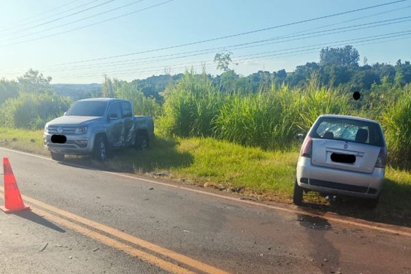 Imagem referente a notícia: Colisão entre Amarok e Palio deixa condutor com ferimentos leves na PR-317 entre Toledo e Ouro Verde do Oeste