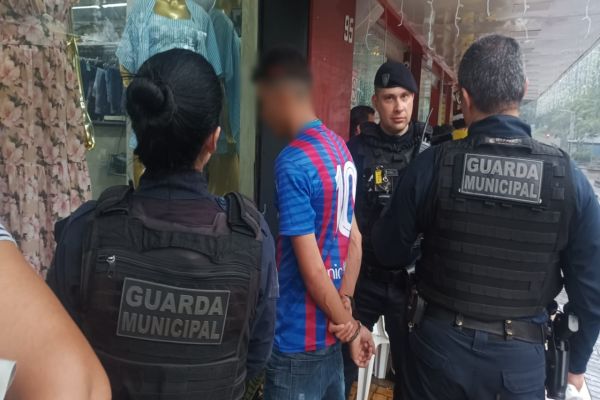 Homem é preso após furtar fone de ouvido no centro de Cascavel