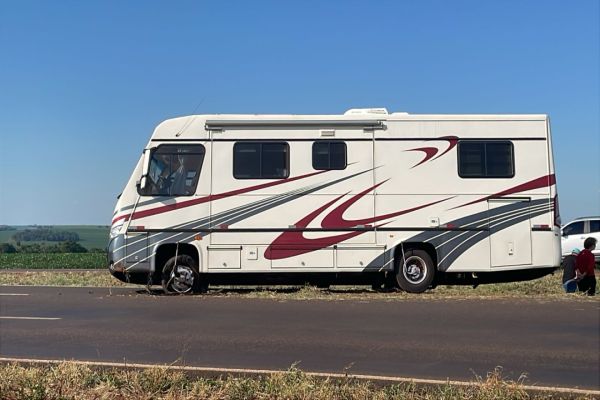 Motorhome sai da pista e causa interdição parcial na BR-163 em Cascavel