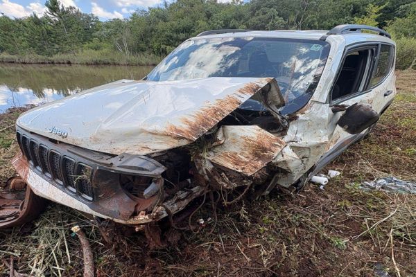 Carro fica destruído após motorista perder o controle na PR-471 em Três Barras do Paraná