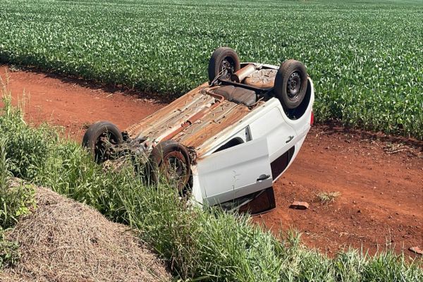 Imagem referente a notícia: Gol capota após forte colisão na BR-163 no distrito de Sede Alvorada, em Cascavel
