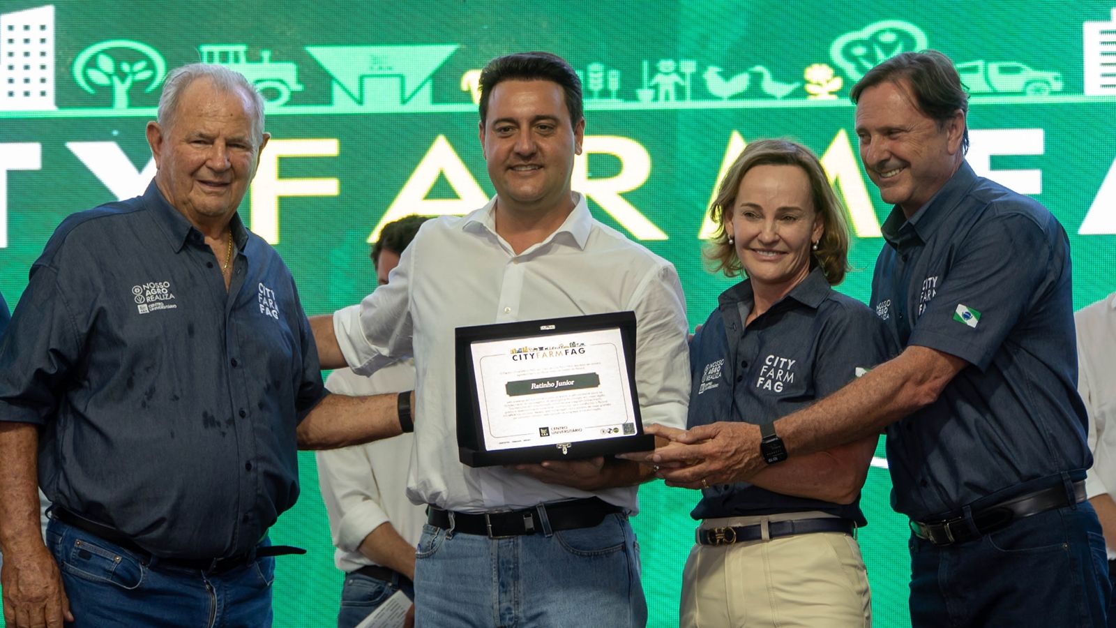 Ratinho Junior destaca inovação no campo e é homenageado em evento do agro paranaense