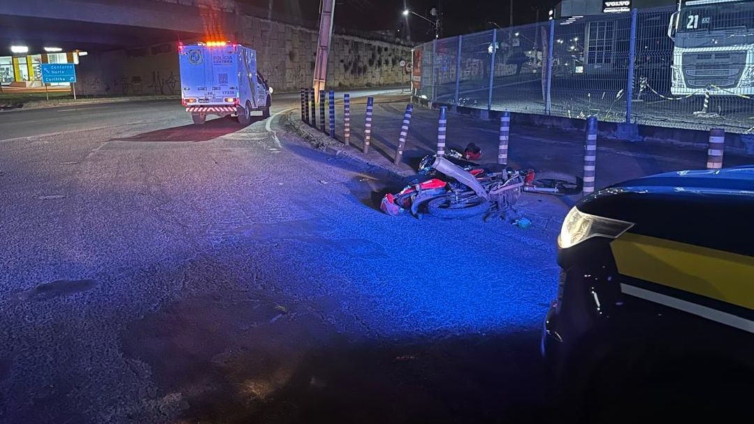 Motociclista morre após perder controle e atingir pilar de ferro na BR-376