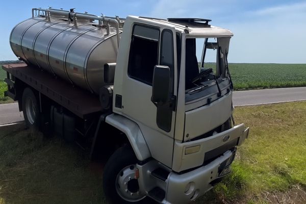 Imagem referente a notícia: Jovem é ejetada de caminhão após saída de pista na BR-163, em Cascavel