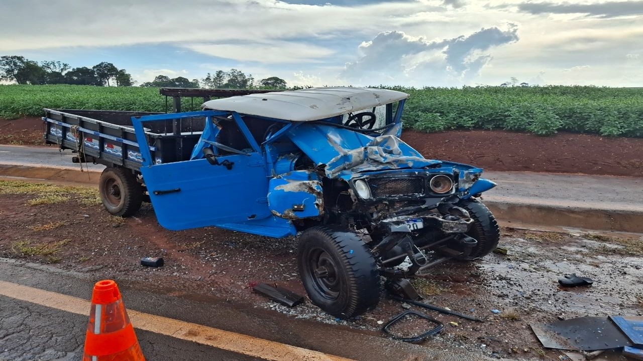 Colisão frontal deixa idoso gravemente ferido na PR-495 em Santa Helena