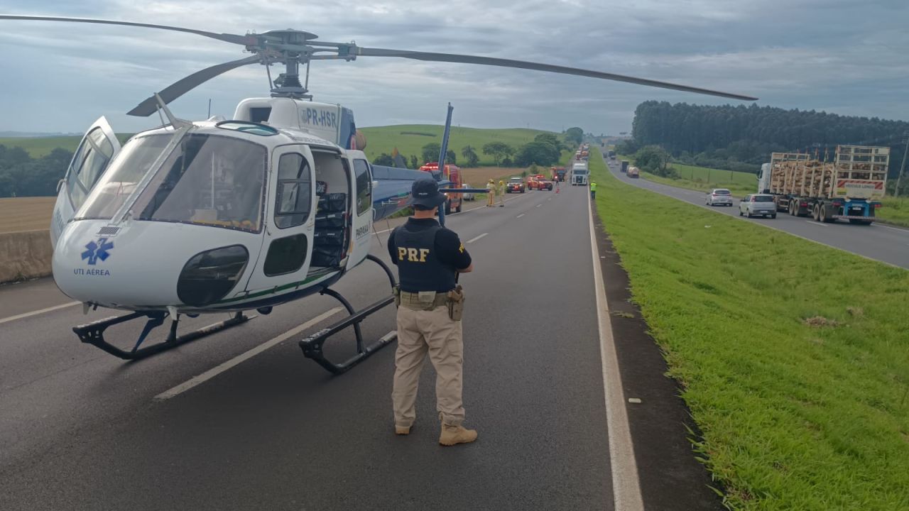 Carro sai da pista e bate em barranco na BR-376, deixando idoso em estado grave