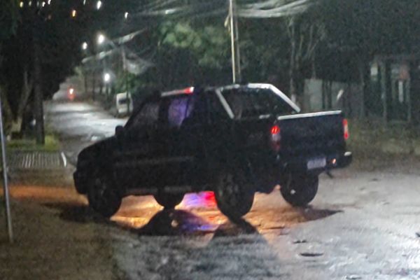 Imagem referente a notícia: Motorista é preso após briga e tentar fugir bêbado com caminhonete no bairro Brasília em Cascavel