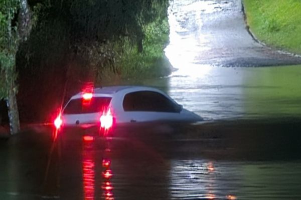 Imagem referente a notícia: Temporal causa alagamentos, deixa carro ilhado e mobiliza equipes de resgate em Cascavel