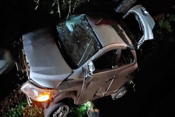 Capotamento deixa três feridos e mobiliza equipes de resgate na PR-581 em Tupãssi