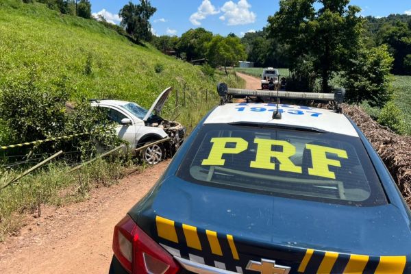Imagem referente a notícia: Condutor morre após sair da pista e capotar caminhonete na BR-163 no Sudoeste do Paraná