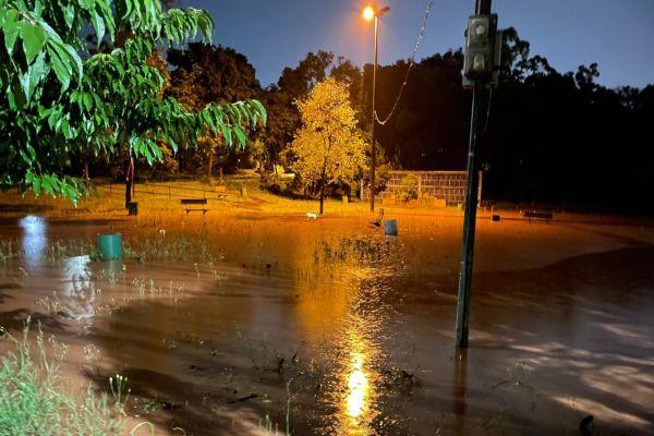 Córrego transborda e alaga parque após fortes chuvas, no Bairro Periolo em Cascavel