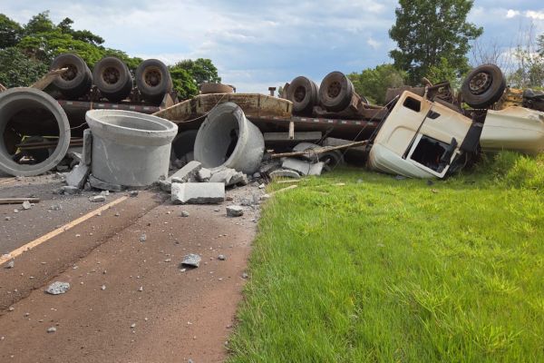Caminhão tomba após sequência de colisões na PR-323 e três motoristas são hospitalizados em Cafezal do Sul