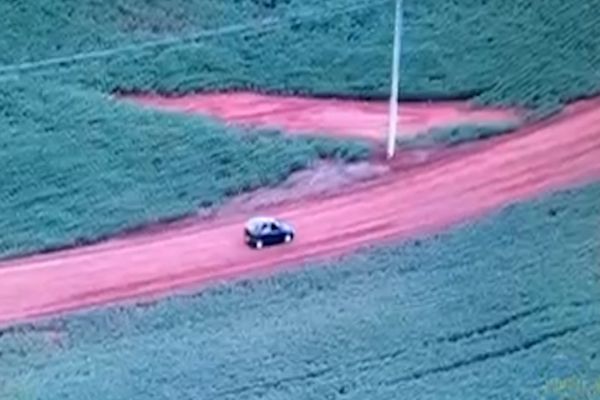 Imagem referente a notícia: Palio recheado de cigarros é interceptado pelo Falcão 12 na área rural de Cascavel
