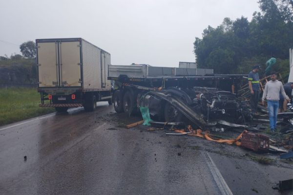 Caminhão se choca contra barranco e deixa motorista gravemente ferido na BR-277