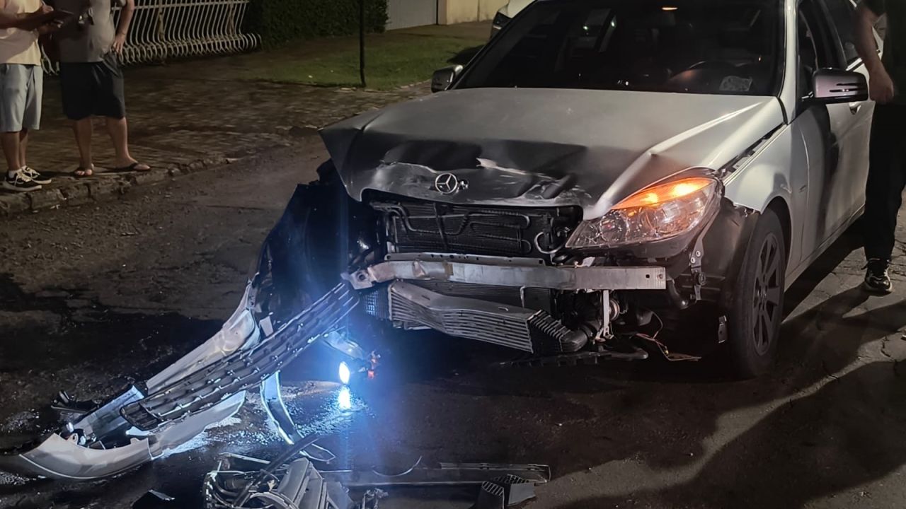 SUV e Mercedes  se envolvem em forte colisão no bairro Maria Luiza