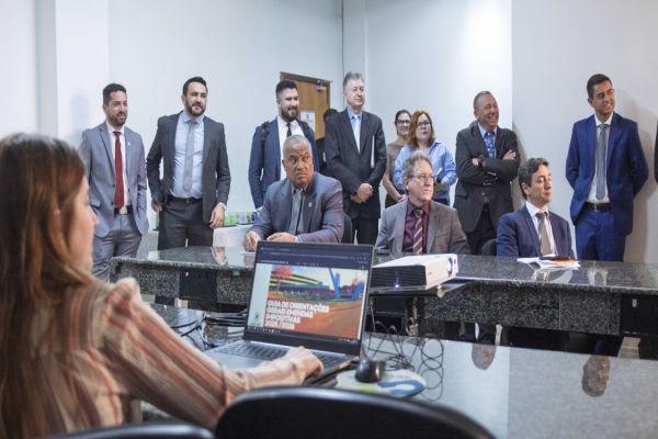 Imagem referente a notícia: Vereadores de Cascavel recebem Guia de Orientação e normas para apresentar emendas impositivas