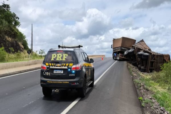 Semirreboque tomba e complica trânsito na BR-163 em Lindoeste