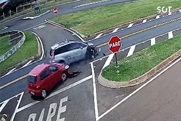 Carro atinge veículo em cruzamento da BR-277 em Santa Tereza do Oeste e quase acerta ciclista