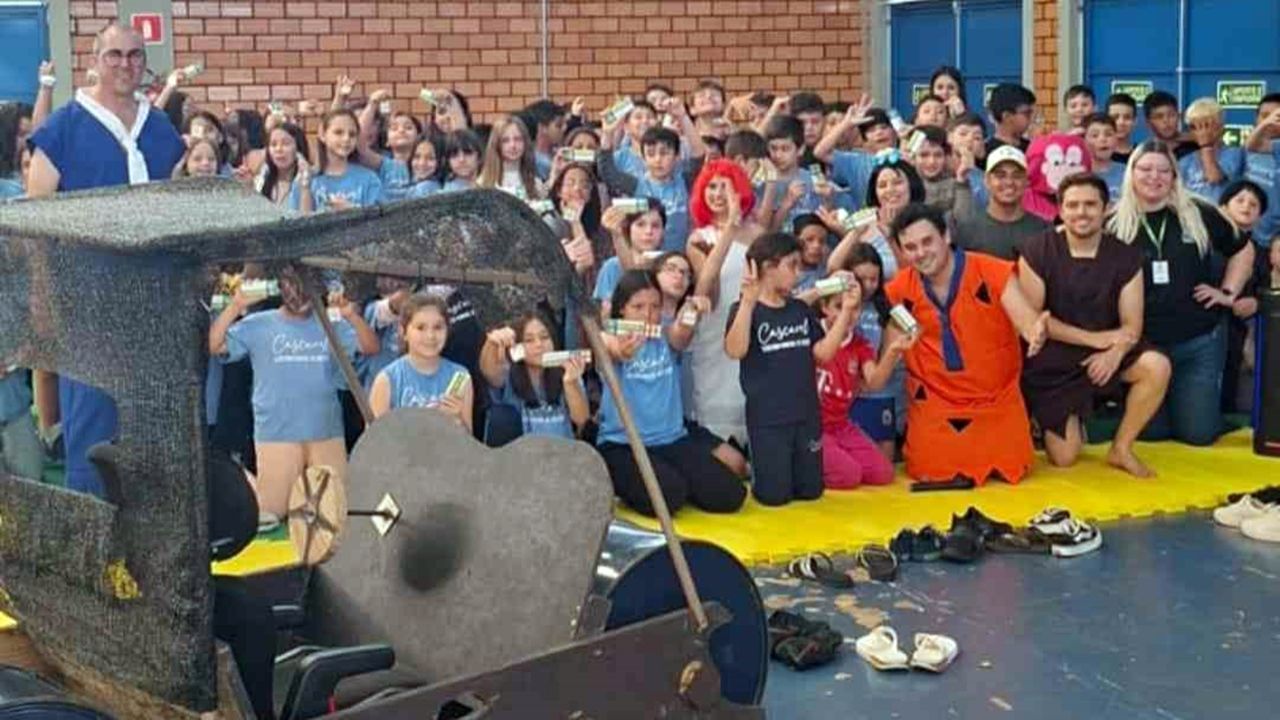 Grupo de teatro de funcionários da Coopavel ensina prevenção a alunos