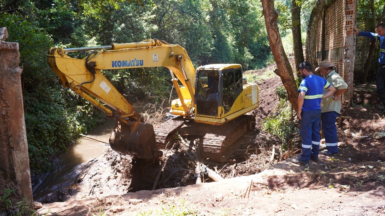Prefeitura limpa Rio das Antas e já trabalha com prioridade em projeto definitivo para construção de uma nova ponte na Rua Salgado Filho