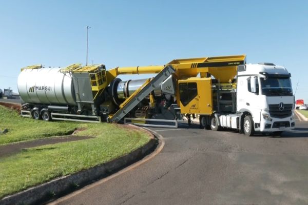 Caminhão fica preso no trevo do Guarujá e causa caos no trânsito da BR-277 em Cascavel