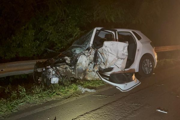 Polo fica totalmente destruído após colidir contra guardrail na BR-369 em Corbélia; Uma pessoa ficou em estado grave