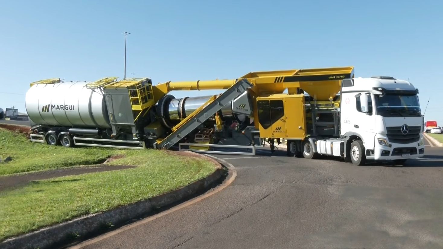 Caminhão fica preso no trevo do Guarujá e causa caos no trânsito da BR-277 em Cascavel