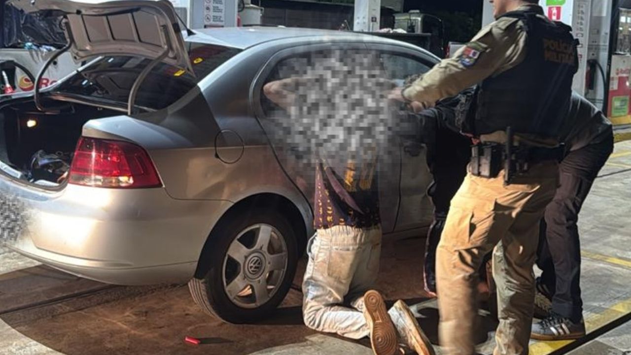 Três indivíduos são presos pela PM com carro roubado após fuga e furto em Quedas do Iguaçu