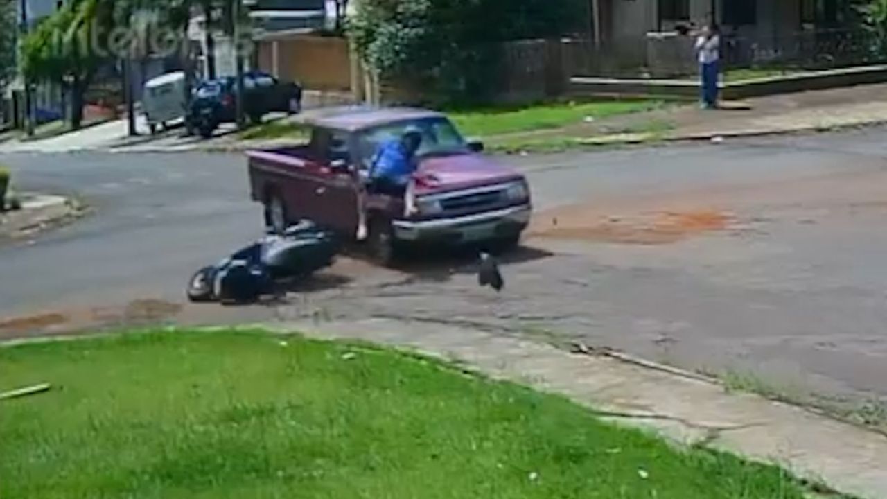 Caminhonete atinge motociclista na Rua Visconde do Rio Branco no Bairro Neva