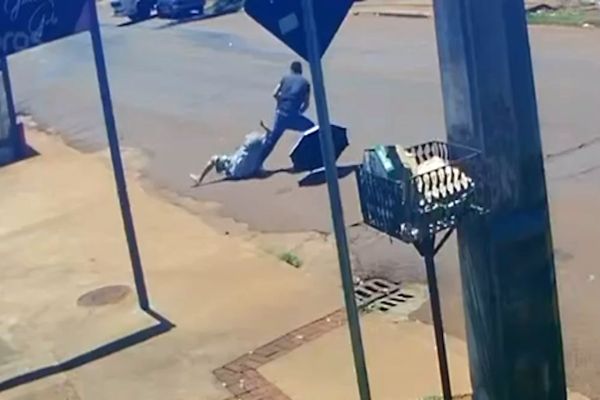 Revoltante: Mulher fica ferida após ter a bolsa tomada ladrão na Rua Europa; suspeito é detido por populares