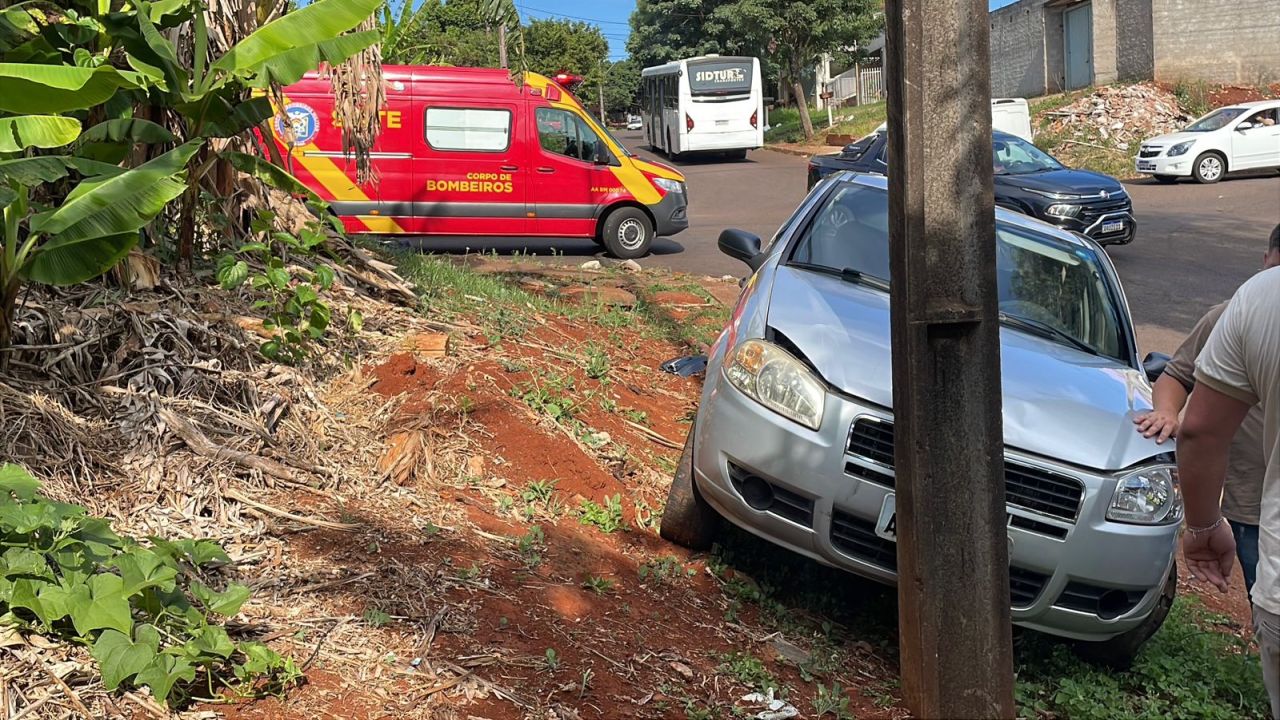 Siena e Celta se envolvem em forte colisão no Bairro Morumbi em Cascavel