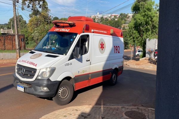 Imagem referente a notícia: Duster e Moto se envolvem em forte colisão no bairro Interlagos, em Cascavel
