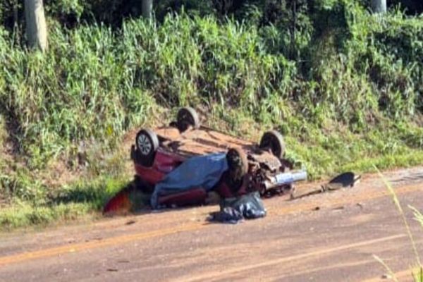 Duas pessoas morrem e outras três ficam feridas após capotamento na PR-082