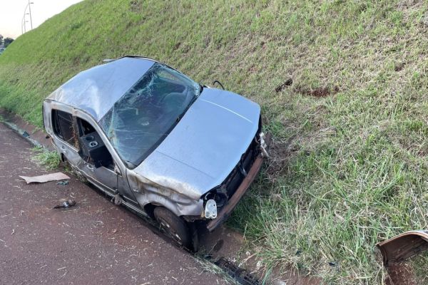Imagem referente a notícia: Carro fica destruído em capotamento na PRC-467, em Cascavel