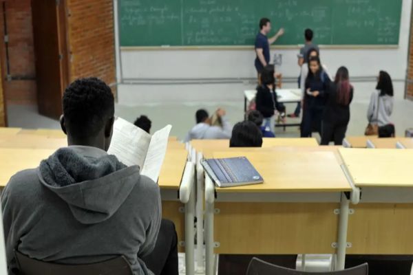 Violência e censura afetam nove em cada dez professores brasileiros