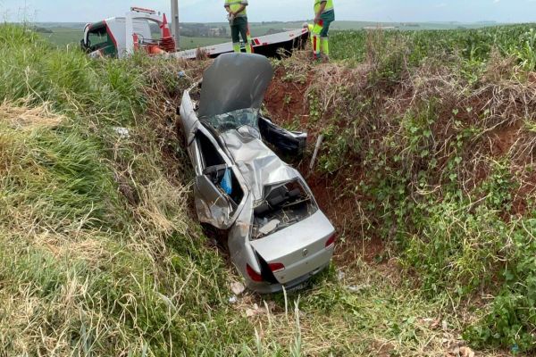 Imagem referente a notícia: Veículo colide contra barranco, deixa condutora presa nas ferragens na BR-369 em Corbélia; Helicóptero do SAMU é mobilizado