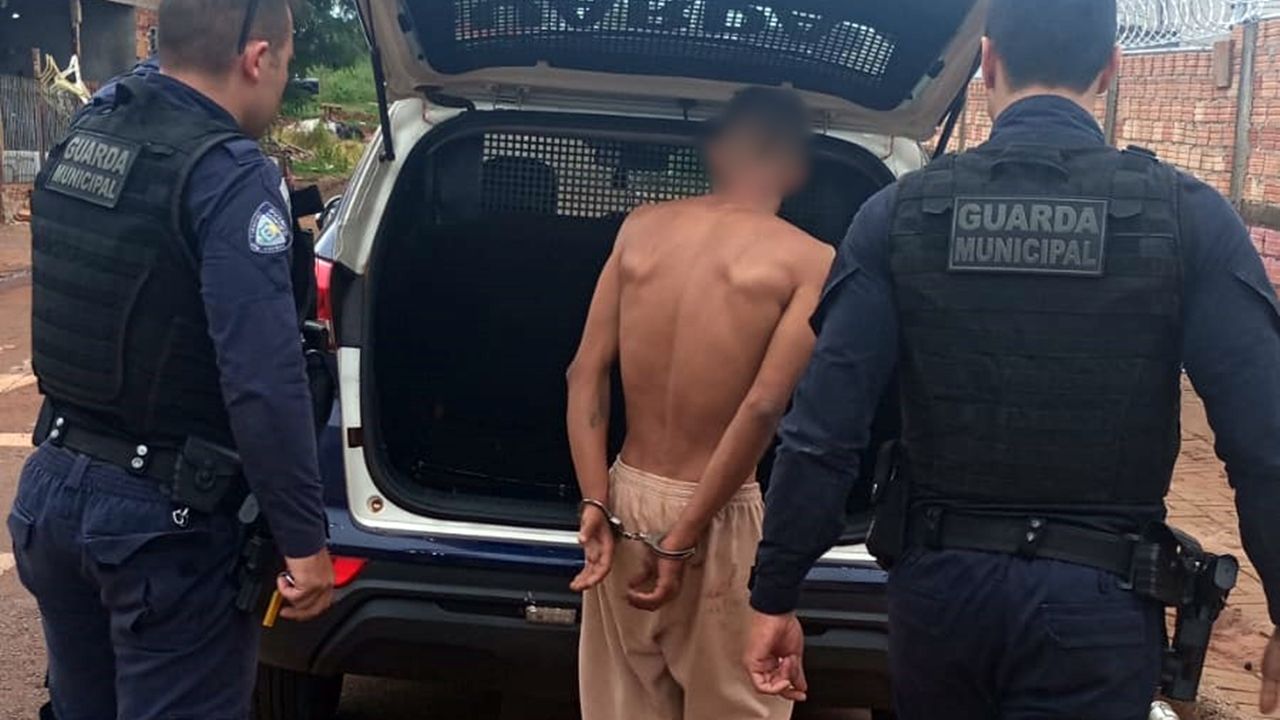 Covarde: Jovem de 21 anos é detido pela GM após agredir o próprio pai no Bairro Cascavel Velho