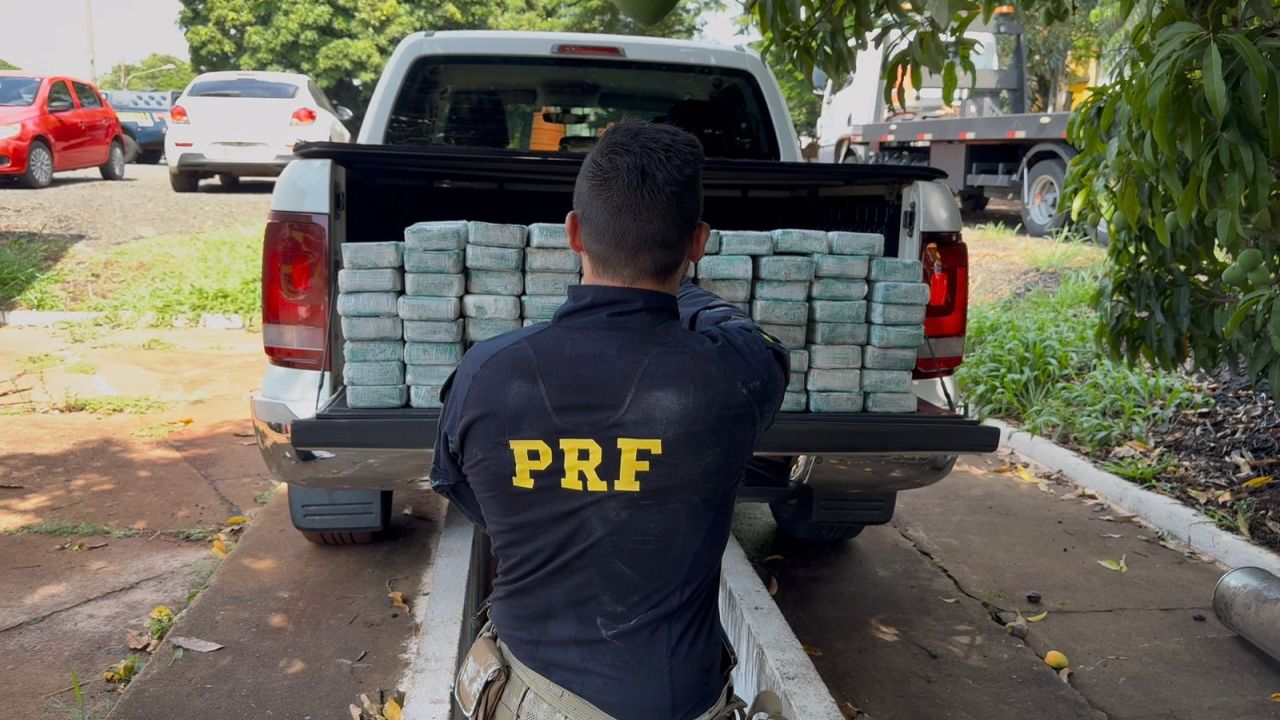 PRF apreende 82 kg de pasta base de cocaína em fundo falso de caminhonete em Cambé