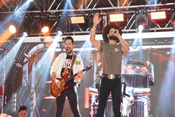 Imagem referente a notícia: Segundo dia: Multidão lotou a Expobélia 2025 em uma noite marcada por Shows Históricos