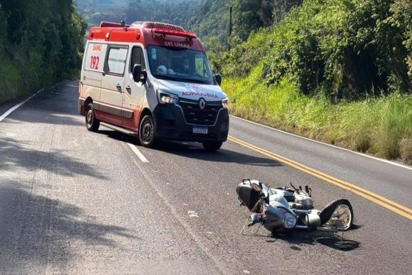 Imagem referente a notícia: Tragédia: Jovem de 19 anos morre após colidir motocicleta em barranco rochoso na PR-484