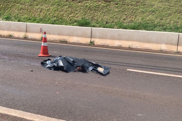 Imagem referente a notícia: Homem de 32 anos morre dilacerado após ser atropelado por caminhão na PRC-467 em Cascavel