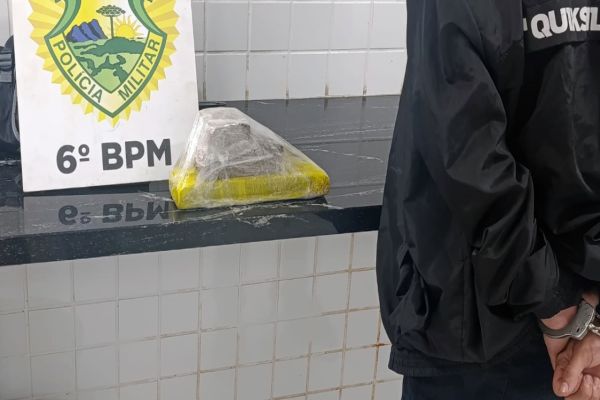 Imagem referente a notícia: Motociclista é detido pela PM com um quilo de maconha durante ação no Bairro Cancelli