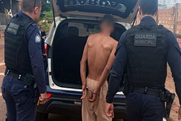Imagem referente a notícia: Covarde: Jovem de 21 anos é detido pela GM após agredir o próprio pai no Bairro Cascavel Velho