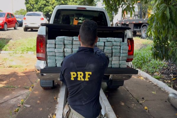 Imagem referente a notícia: PRF apreende 82 kg de pasta base de cocaína em fundo falso de caminhonete em Cambé