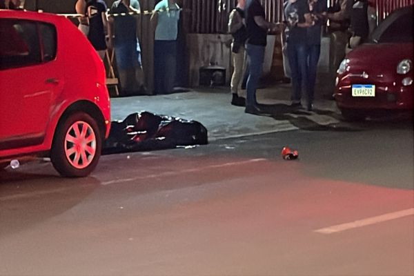 Homem é morto a tiros em frente de comércio no centro de Cascavel